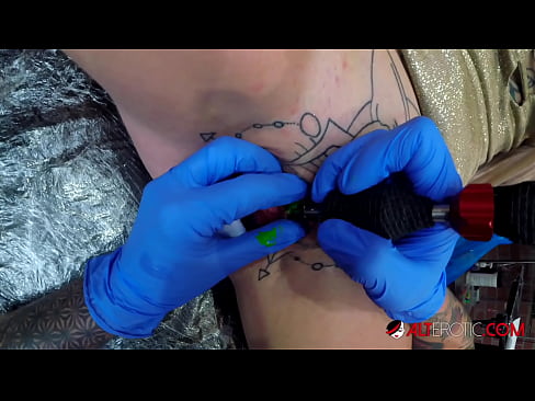 ❤️ Ekstrèmman tatoue hottie Sully Savage te fè yon tatoo sou klitoris li ❤ Super sèks nan nou ❌️❤