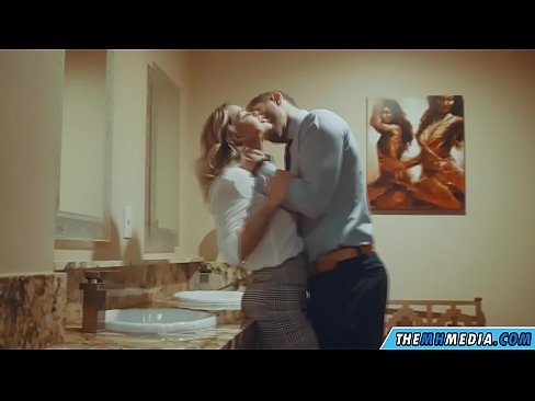 ❤️ Lè yon blond bèl sedui ou nan yon twalèt piblik ❤ Super sèks nan nou ❌️❤